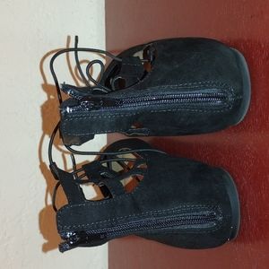 Black ballerina flats